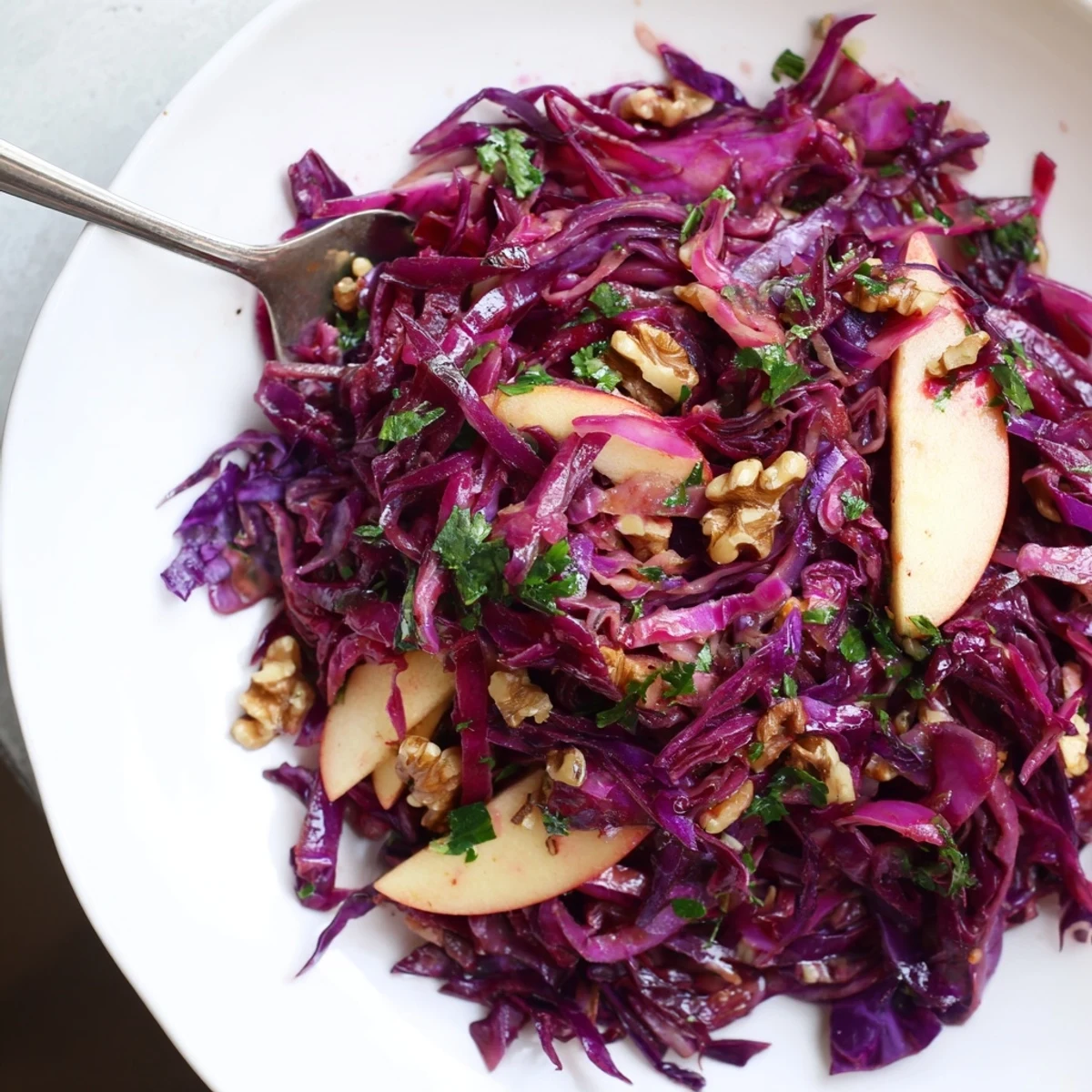 Vibrantes Warm Red Cabbage Salad mit Äpfeln und Zwiebeln, perfekt als Beilage.  