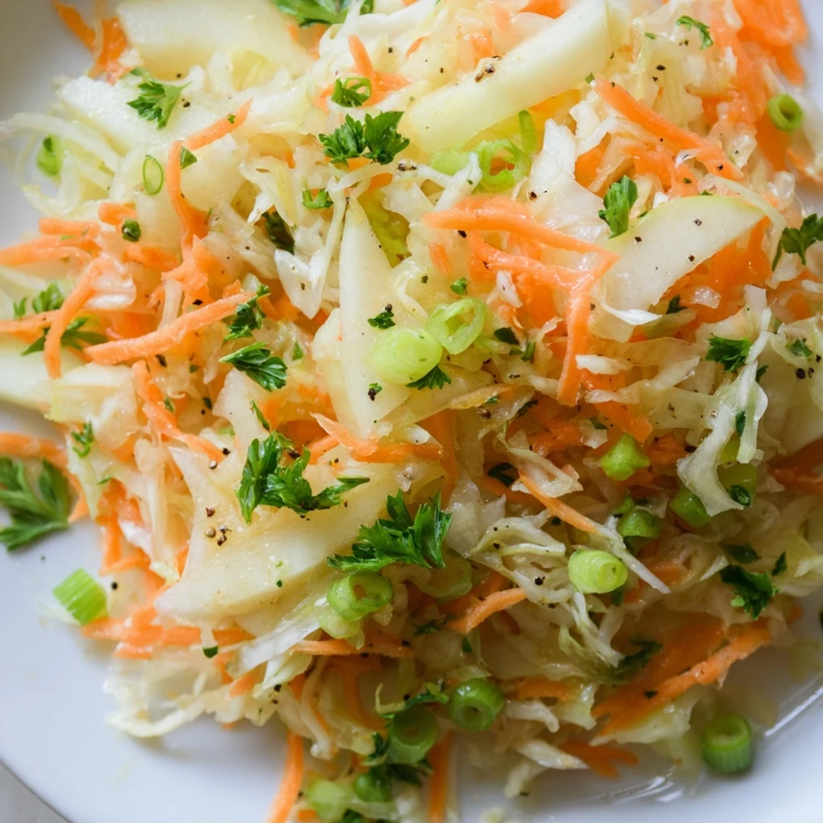 Cremige Sauce umhüllt saftigen Sauerkraut und Apfel-Slaw, ideal als Beilage.