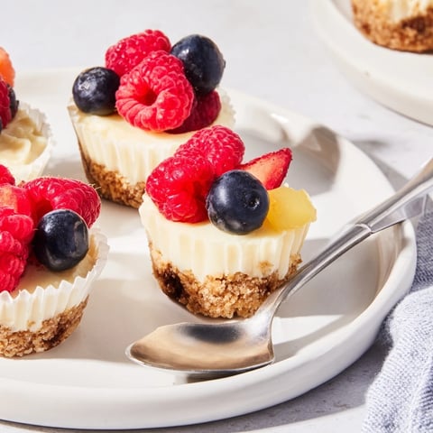 Zarte Quark Cheesecake Bites serviert mit frischen Beeren für ein süßes Erlebnis.